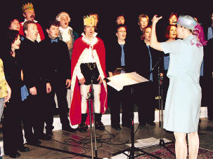 Chorleiterin Teresa Schuh in einer Doppelrolle beim Konzert Kings & Queens: als Dirigentin und Königin Elisabeth II.